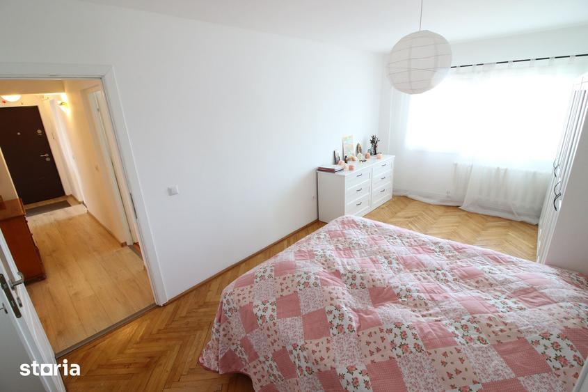 Apartament cu 4 camere decomandat în Piața Centrală
