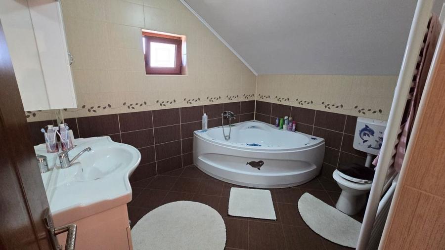Casă individuală cu 5 camere cu Canalizare în Sud-Est