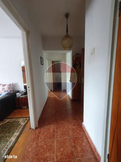 Apartament cu 4 camere decomandat în Sud