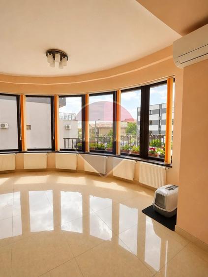 Casă cu 12 camere cu Teren 750 Mp în Fundeni