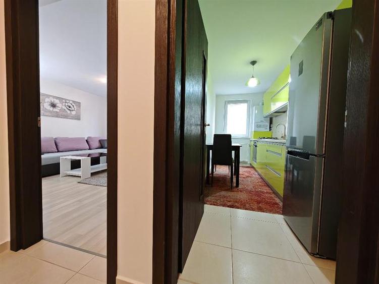 Apartament cu 2 camere decomandat, mobilat în Tractorul