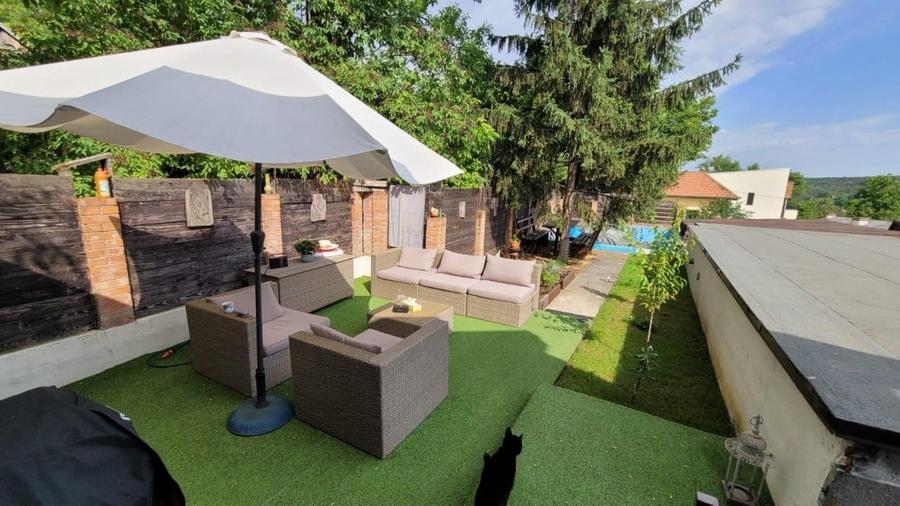 Casă individuală cu 8 camere cu Canalizare în Sărărie