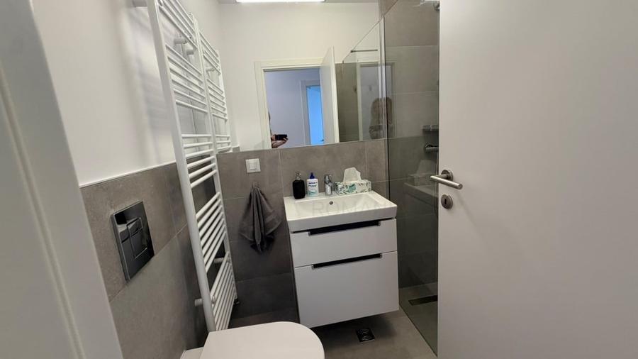 Apartament cu 3 camere semidecomandat, mobilat în Băneasa