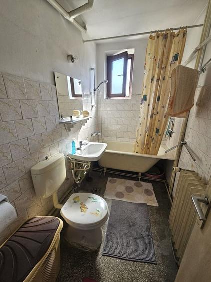 Apartament cu 2 camere semidecomandat în Rovine