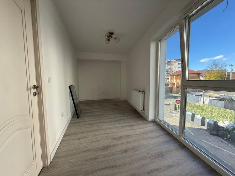 Apartament cu 3 camere semidecomandat în Dâmbul Rotund