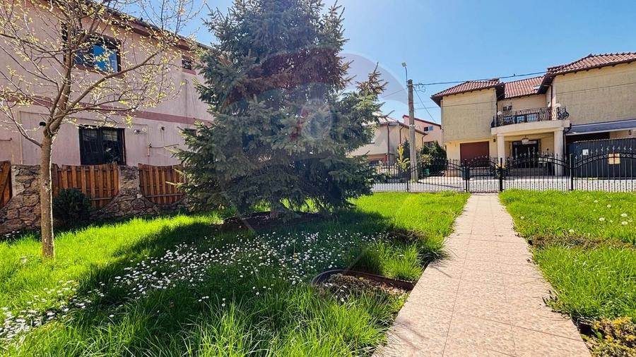 Apartament cu 4 camere decomandat, mobilat în Lazu