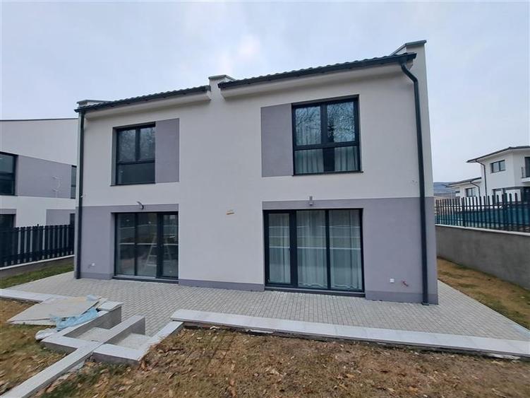 Duplex cu 5 camere cu Canalizare în Exterior Nord