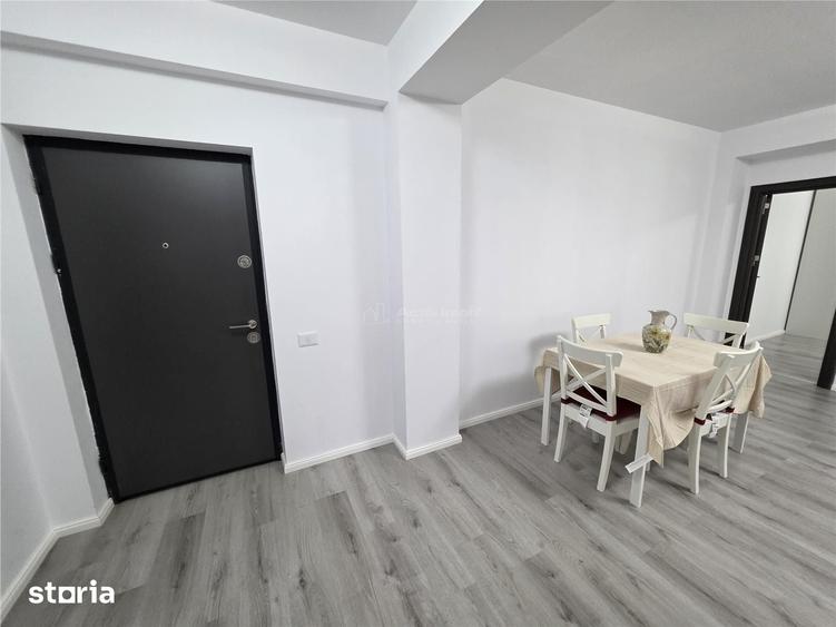 Apartament cu 3 camere semidecomandat în 1 Decembrie