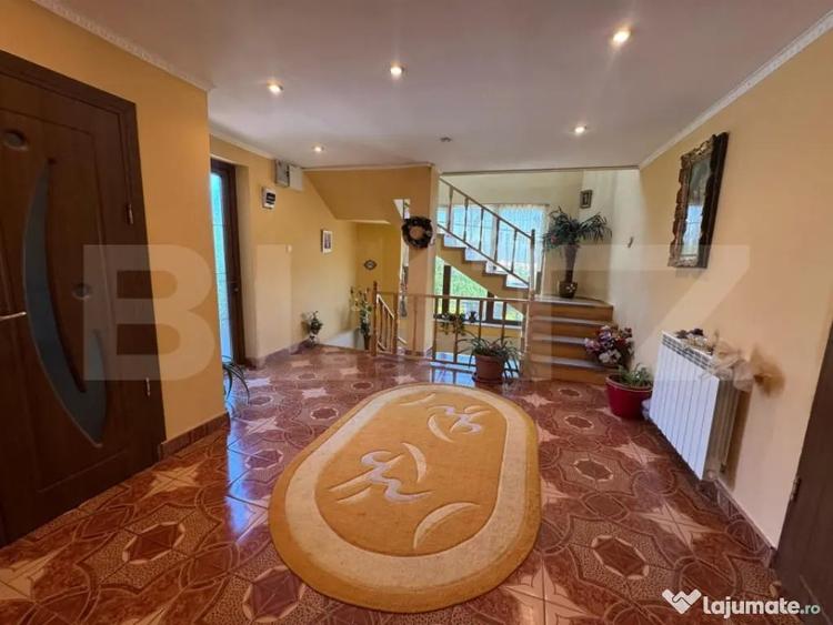 Casă cu 9 camere cu Teren 303 Mp în Central