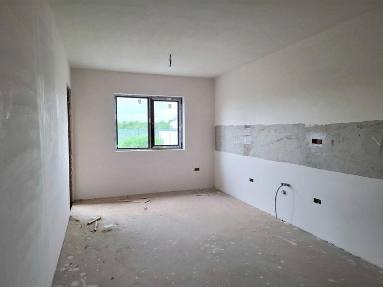 Casă cu 4 camere în Păulești
