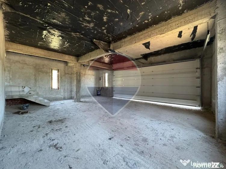 Casă cu 5 camere cu Teren 2781 Mp în Periș