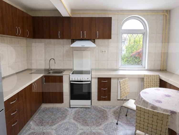 Apartament cu 3 camere decomandat, mobilat în Girocului