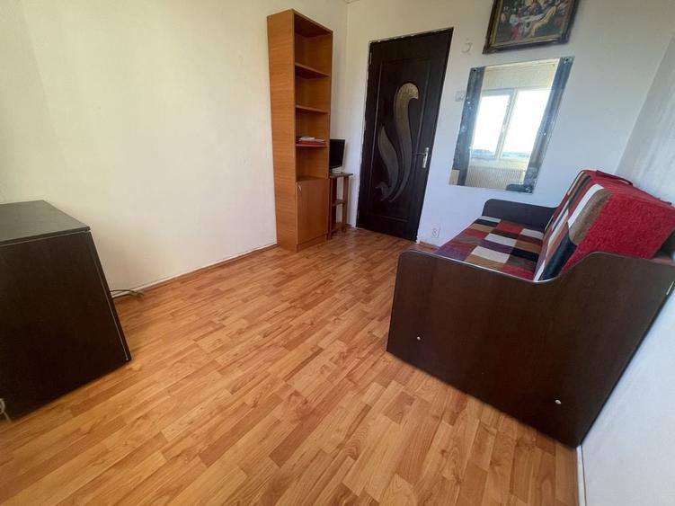 Apartament cu 3 camere semidecomandat în Ferentari