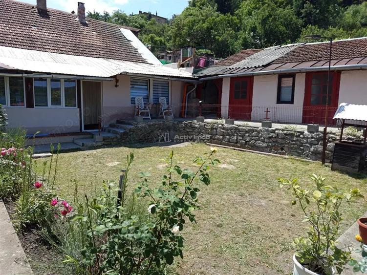 Casă cu Teren 1803 Mp în Anina