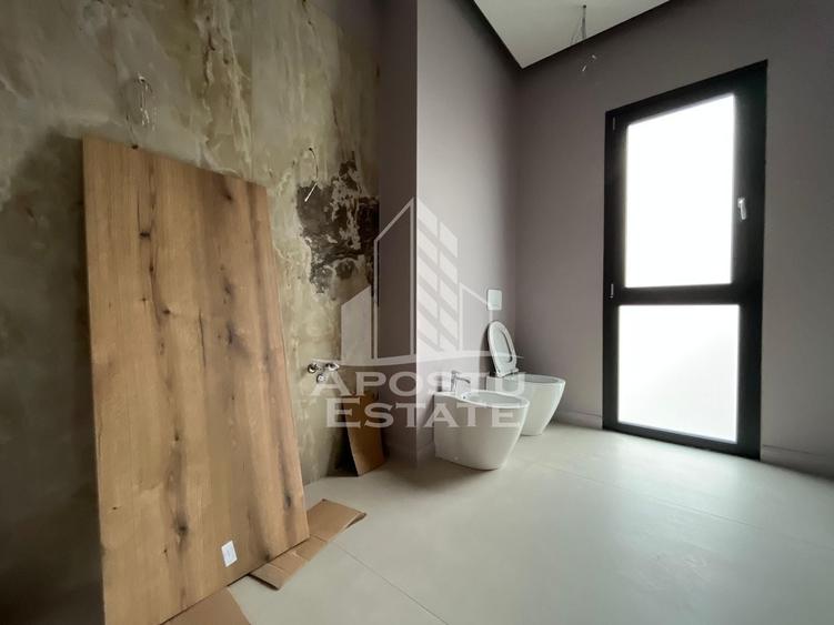 Penthouse cu 4 camere semidecomandat în Torontalului