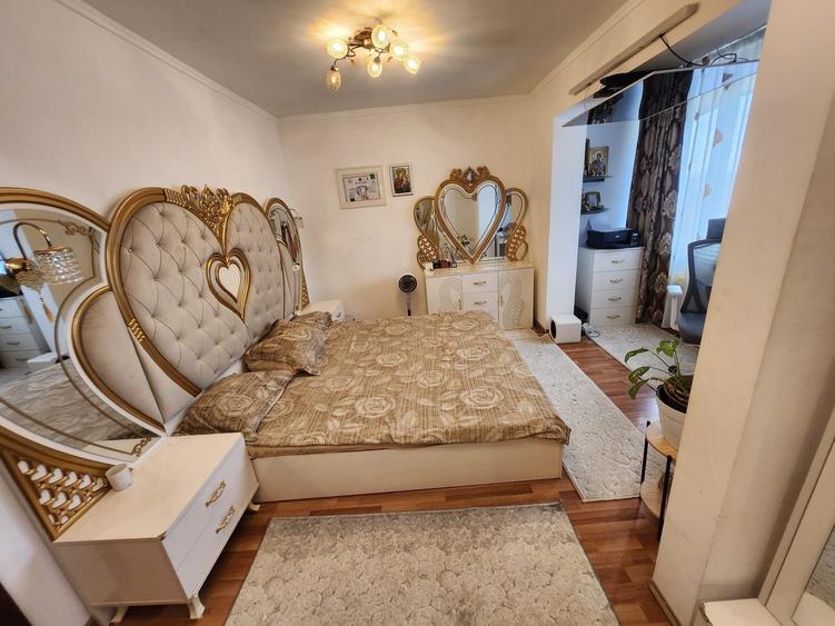 Apartament cu 4 camere semidecomandat în Aluniș