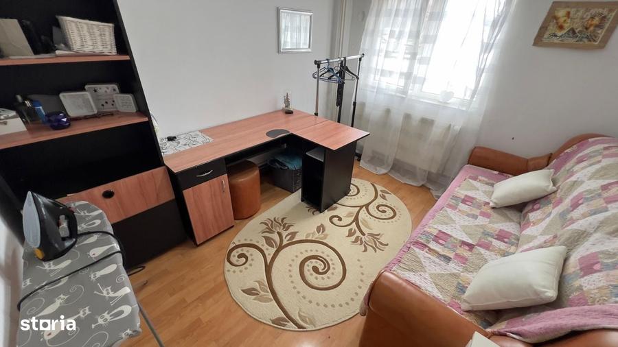 Apartament cu 4 camere decomandat în Petros