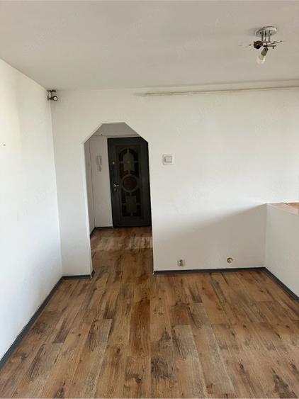 Apartament cu 3 camere semidecomandat în Mioriței