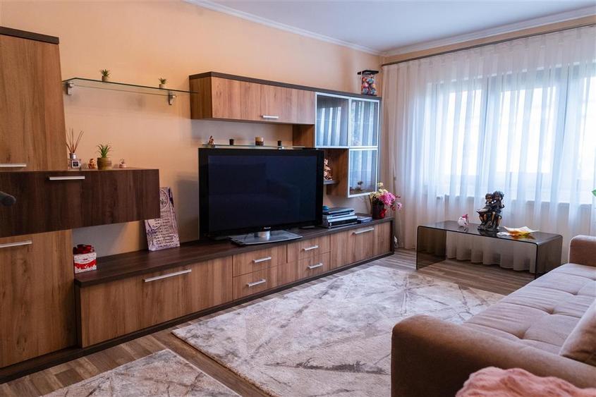 Apartament cu 3 camere decomandat, mobilat în Calea Aradului