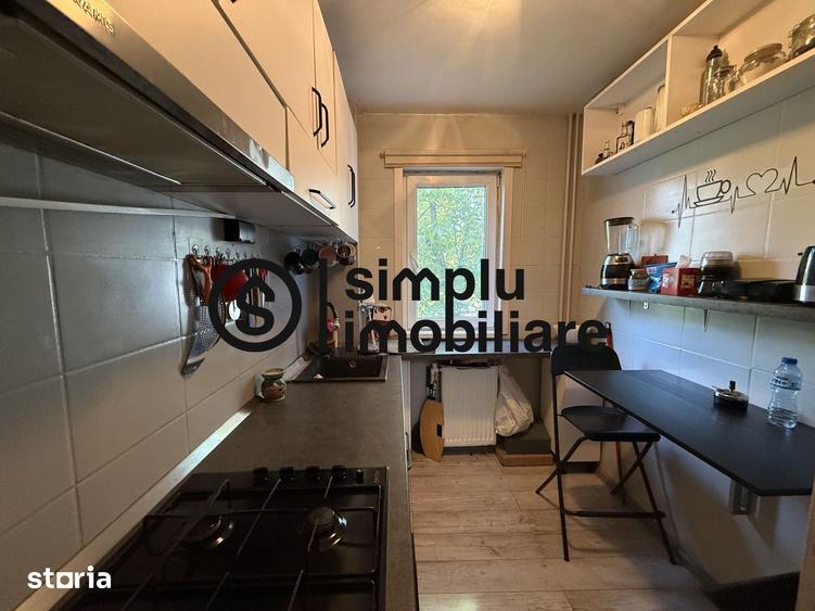 Apartament cu 3 camere semidecomandat în Rovine