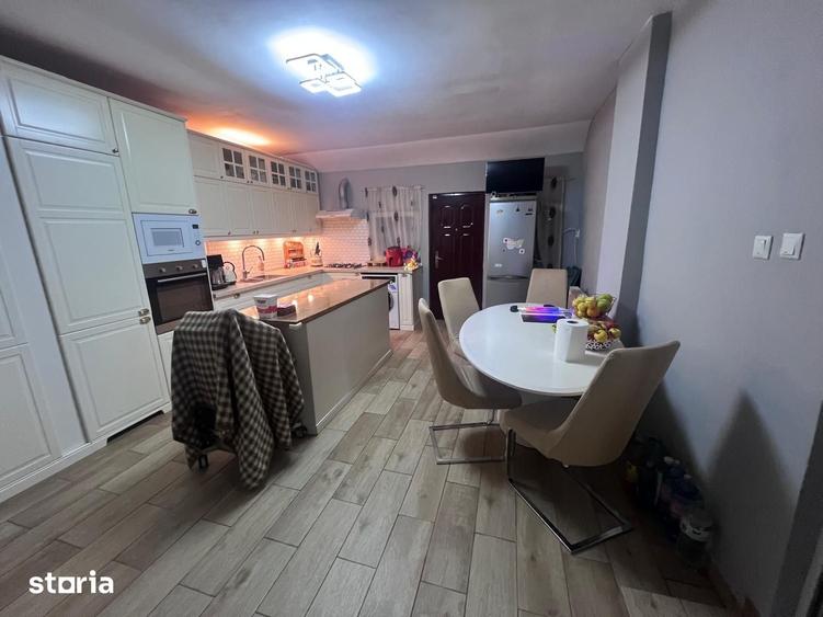 Casă cu 8 camere cu Teren 216 Mp în Afumați
