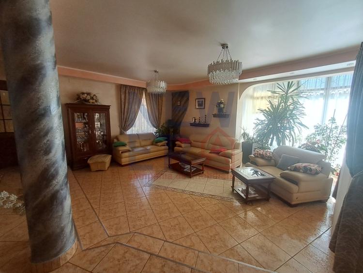 Casă individuală cu 7 camere cu Piscina în Popești-Leordeni