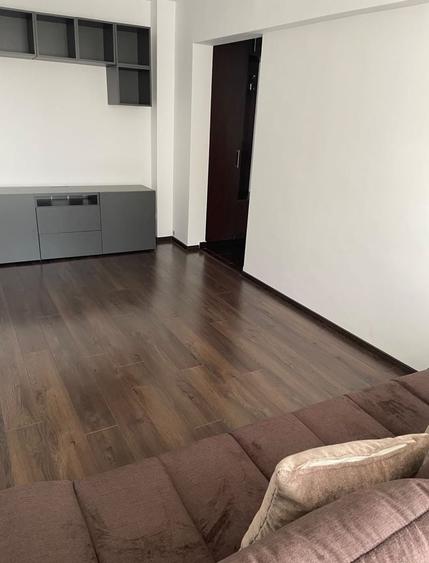 Apartament cu 3 camere decomandat, mobilat în Berceni
