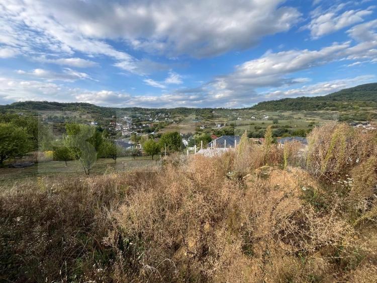 Teren Construcții intravilan de 500 mp, în Est