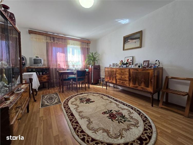 Apartament cu 3 camere decomandat în Nicolina