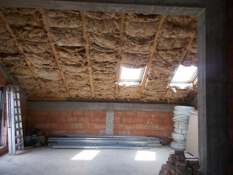 Casă cu 6 camere cu Teren 242 Mp în Central