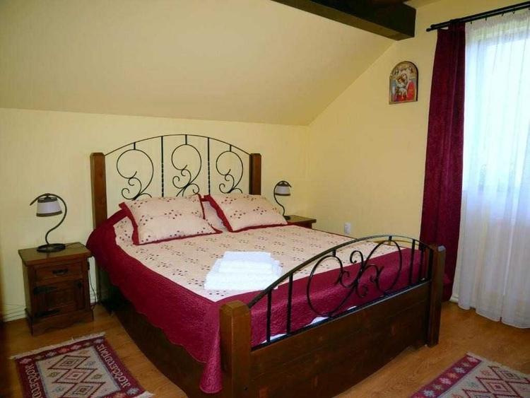 Casă cu 4 camere cu Teren 240 Mp în Central