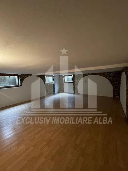 Casă individuală cu 5 camere cu Canalizare în Cetate