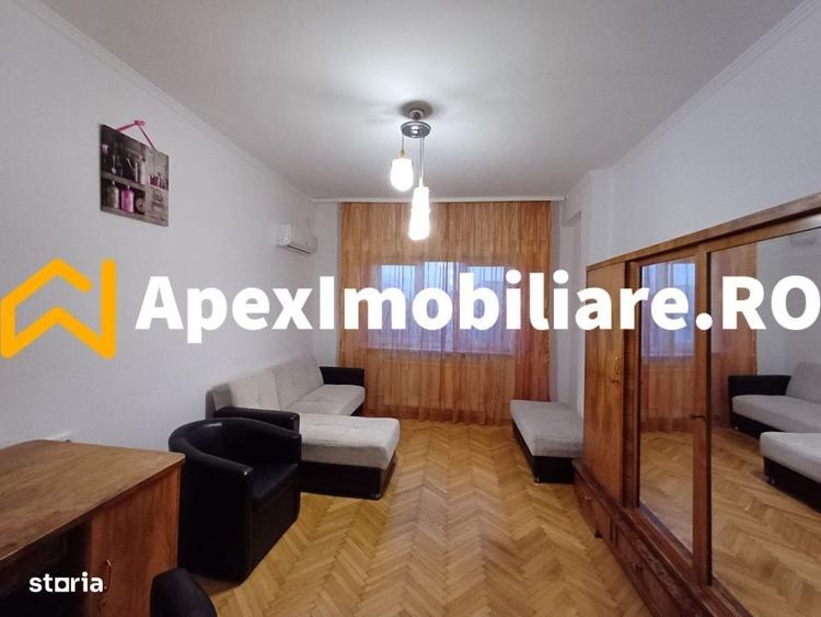 Apartament cu 3 camere semidecomandat în Moșilor