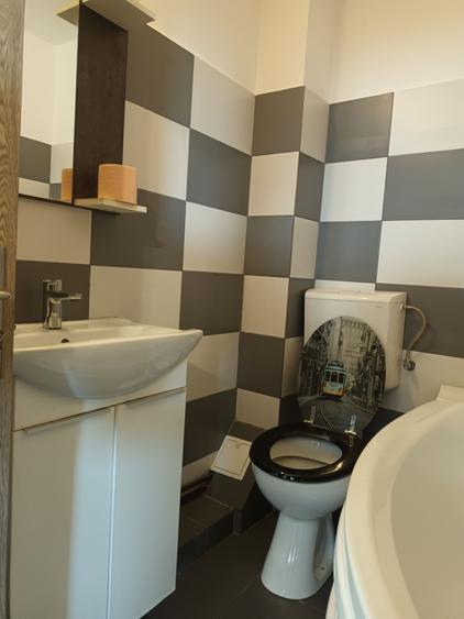 Apartament cu 3 camere semidecomandat, mobilat în Central