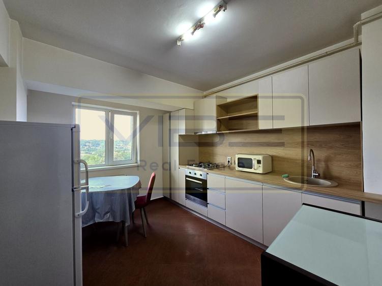 Apartament cu 4 camere decomandat, mobilat în Central