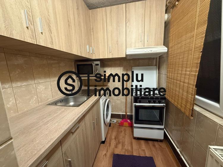 Apartament cu 3 camere semidecomandat, mobilat în Craiovița Nouă
