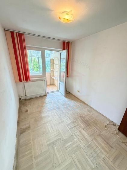 Apartament cu 3 camere semidecomandat în Micro 40