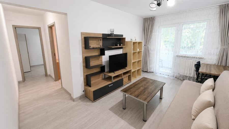 Apartament cu 3 camere semidecomandat, mobilat în Tomis Nord