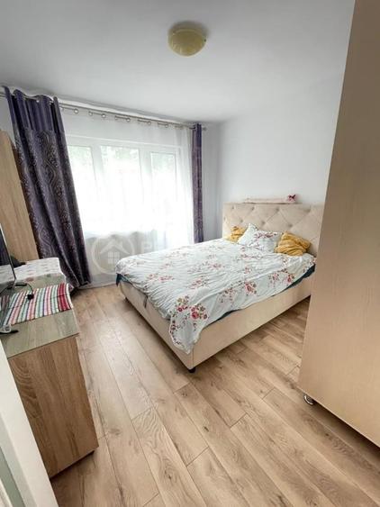Apartament cu 3 camere în Podu Roș