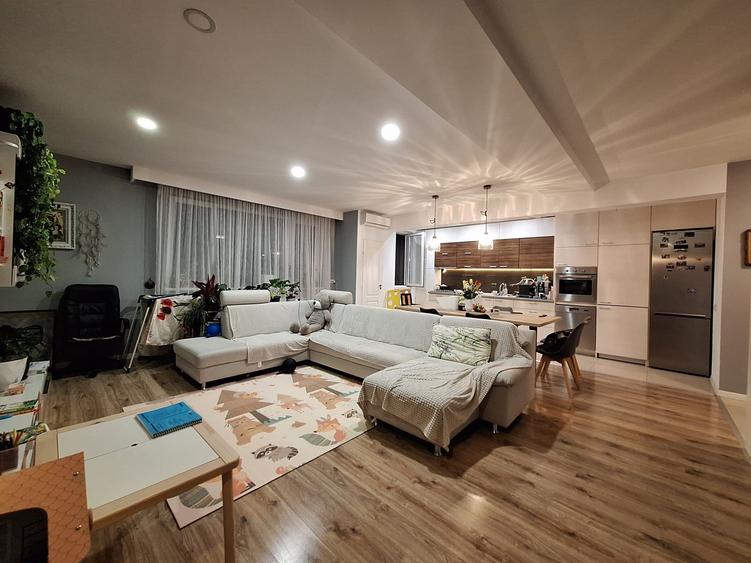 Apartament cu 3 camere semidecomandat, mobilat în Florești — fotografia 1