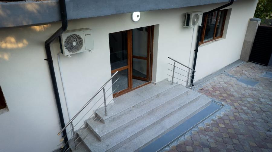 Casă cu 8 camere cu Teren 100 Mp în Timpuri Noi