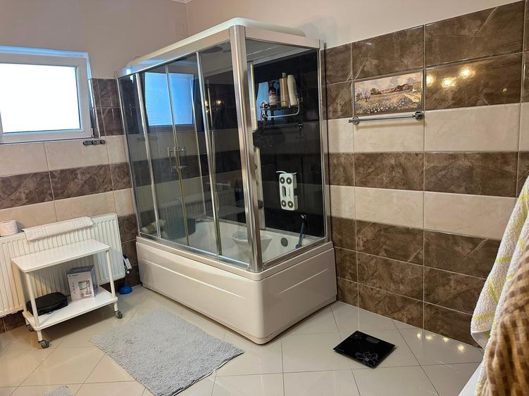 Casă individuală cu 7 camere cu Canalizare în Urseni