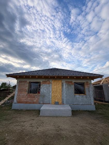 Casă cu 3 camere în Sânpetru