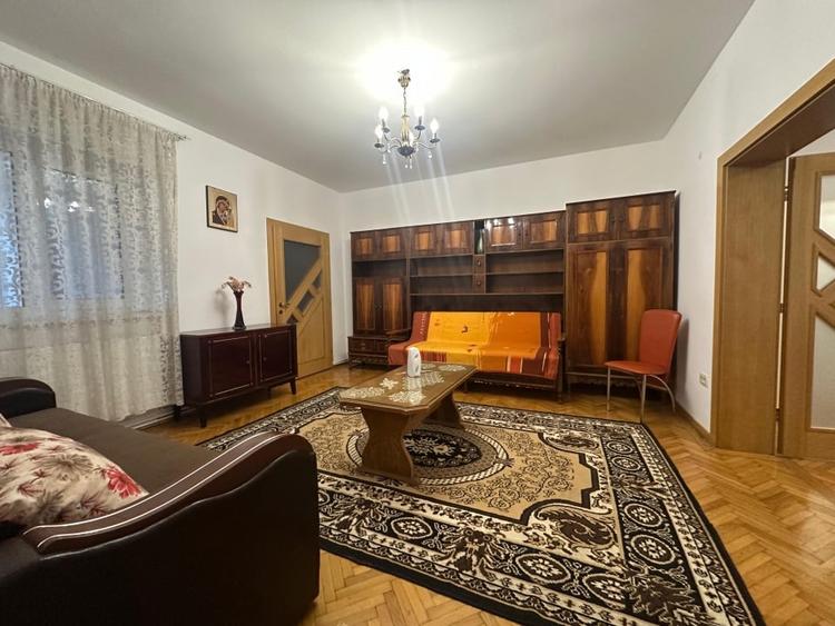 Apartament cu 3 camere, mobilat în Florilor
