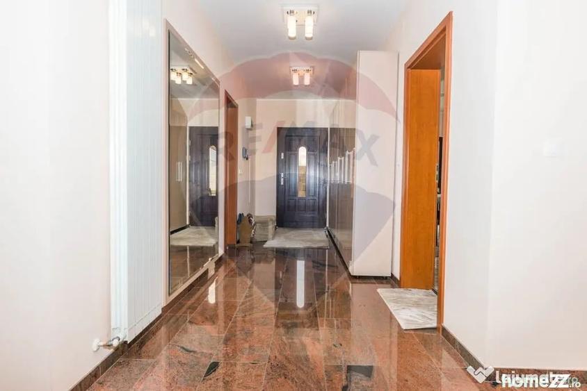 Casă cu 7 camere cu Teren 1071 Mp în Central