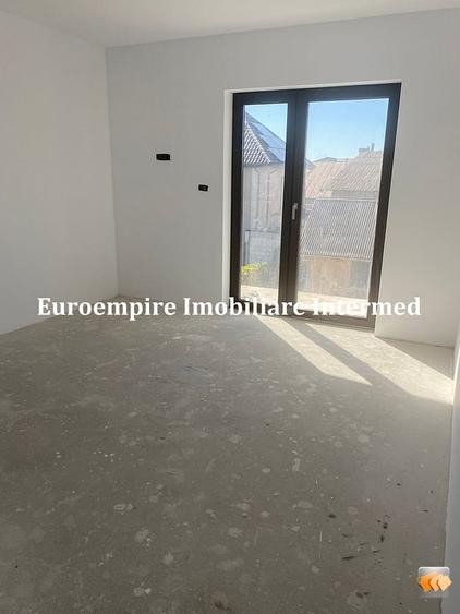 Casă cu 7 camere cu Canalizare în Exterior Est