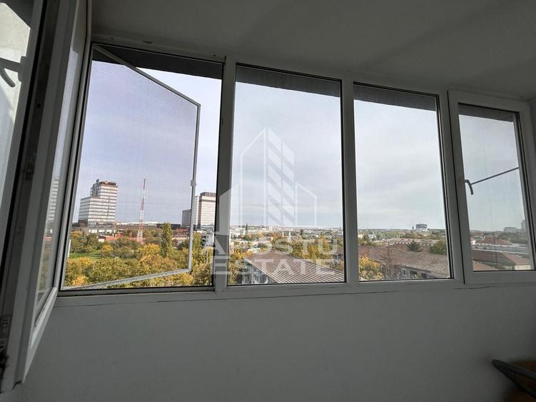 Apartament cu 3 camere semidecomandat, mobilat în Central