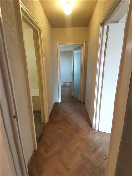Apartament cu 3 camere semidecomandat în Barbu Văcărescu