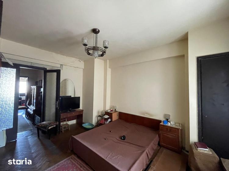 Apartament cu 4 camere semidecomandat în Victoriei