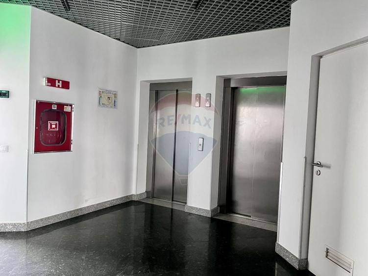 Birou, de 310 mp, în Universitate